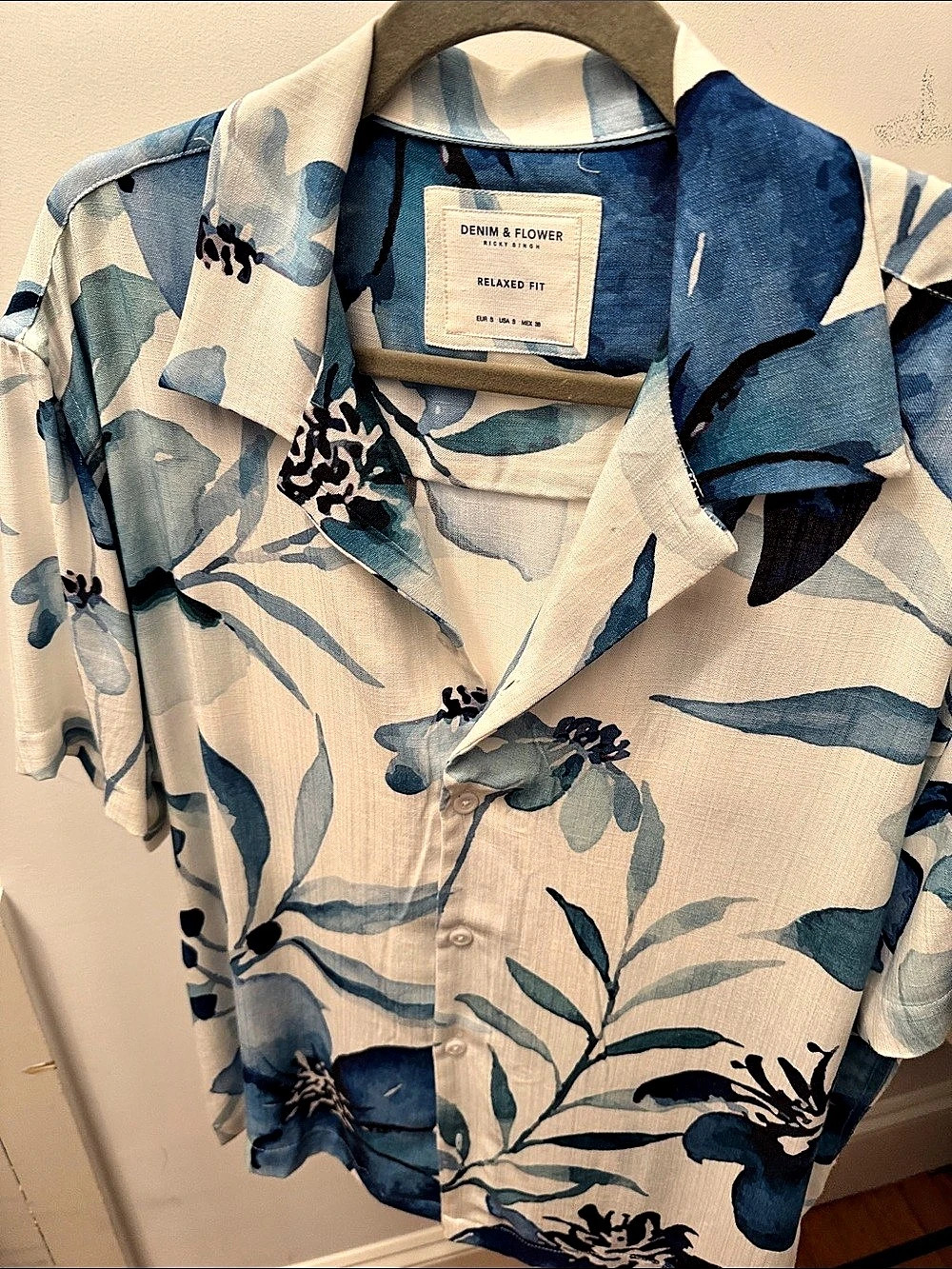 Denim & Flower Floral Short Sleeve Shirt Size Medium Like New